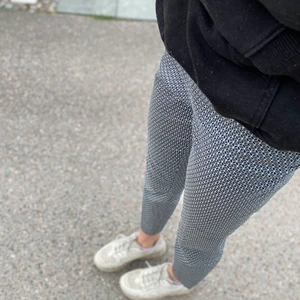 Kostymbyxor  - Supersnygga kostymbyxor med mom-jeans fit. Mönstrade och med liten slits på utsidan av benet. Använda fåtal gånger och är därmed i nyskick, säljer för att de blivit för små. Storlek 36 men känns mer som 32/34. Köparen står för frakten! 