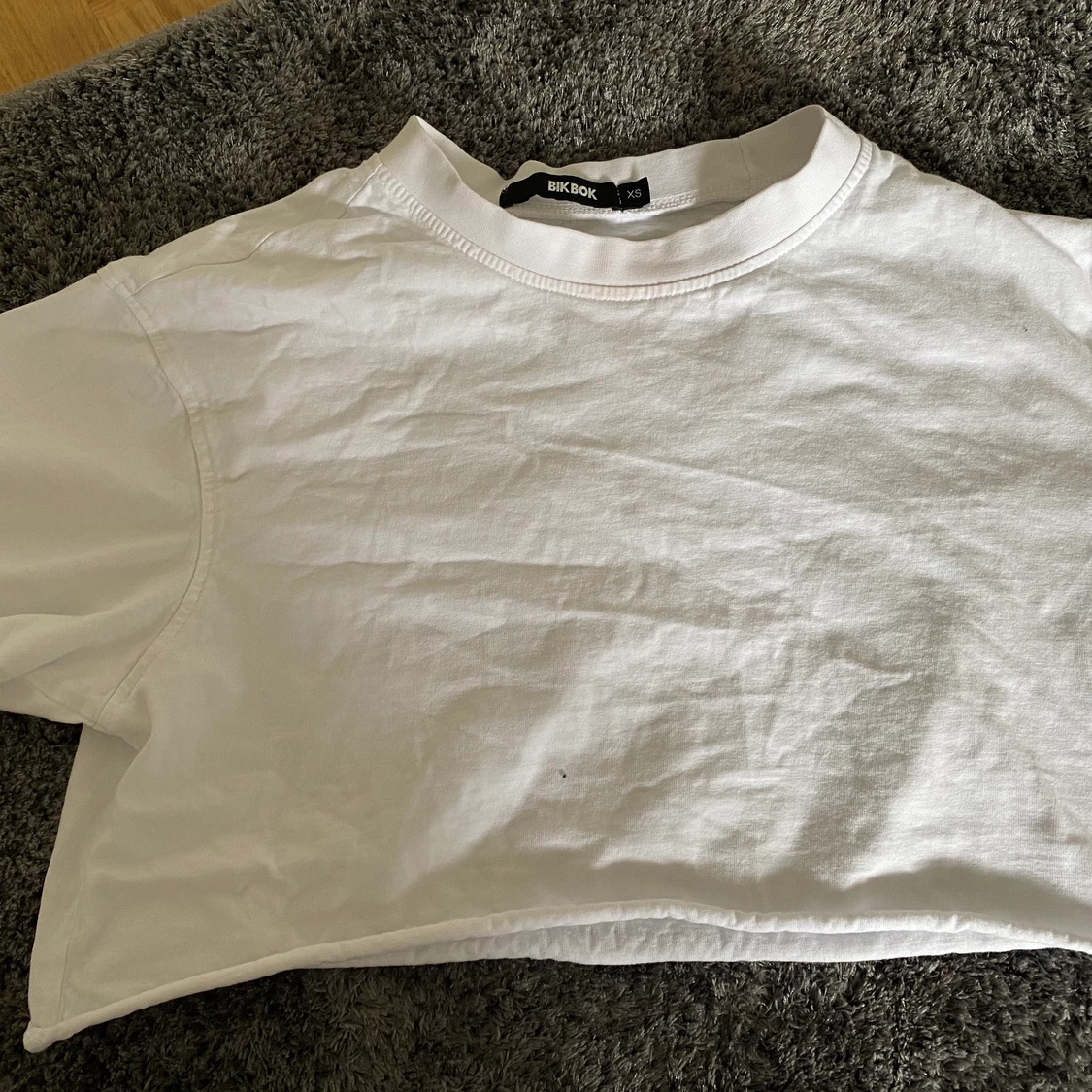 Croppad t-shirt från BikBok