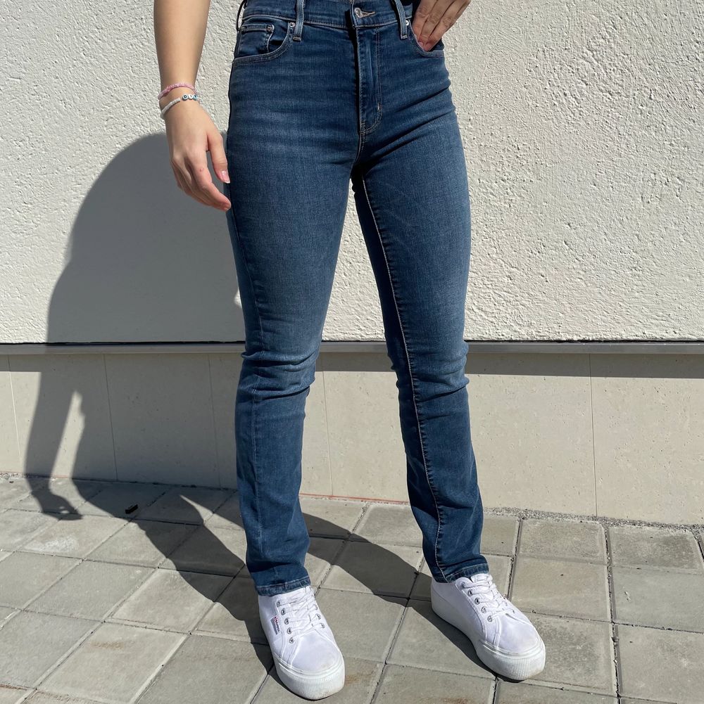 Mörkblå levis jeans i modellen ”straight” endast använda en gång, frakt tillkommer. Jeans & Byxor.