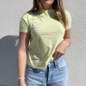 Söt sommartröja - Jättefin till sommaren, knappt använd så är i bra skick. Frakt tillkommer