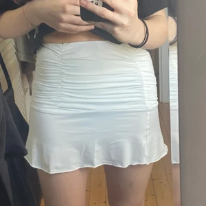 trendig vit kjol - Super söt aldrig använt vit kjol💕 Faller inte mig i stilen så säljer den😌