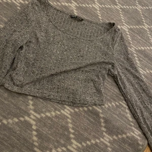 Tröjor  - Oanvända storlek S! Den orenga är en of shoulder med ” volanger ” som täcker bysten. 