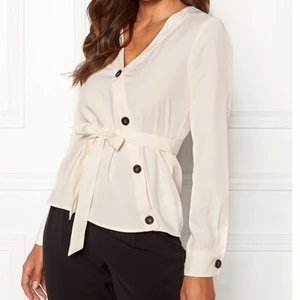 Top/blus i storlek S - Top/blus i storlek S.  Endast testad. I ny skick!  Färg: Creme  Ingen ångerrätt/retur/öppet köp. 