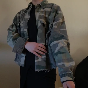 Jacka från Topshop storlek XS - En camojacka från Topshop i storlek XS (32-34). Den är endast använd en gång så skicket är som nytt😊✨