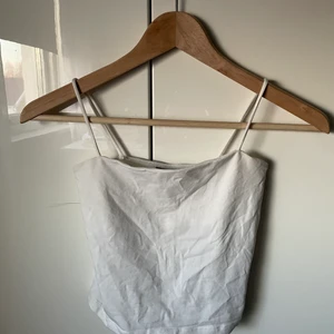 Linne - Vitt linne från Ginatricot. Säljs då den blivit för liten för mig. 