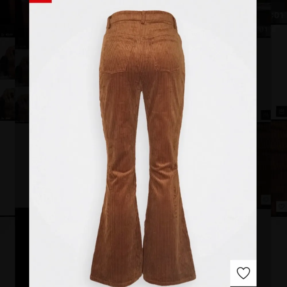 Aldrig använt plagg i GOTT skick, säljs pga rensar garderoben🌺 original pris 400kr men säljs för 300 inklusive frankt💖. Farkut & Housut.