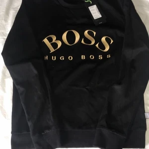 Hugo boss tröja strl m  - Säljer min Hugo boss tröja som är i nyskick storlek m säljer för 600 men kan tänka mig att gå under lite vid snabb affär.