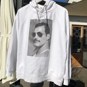 Freddie Mercury hoodie - Fett skön Hoodie med najs tryck. Lite tunnare så funkar perfekt på sommaren också. Säljer p.g.a att den inte används längre.                                                    Cond: 7/10                                                                         Storlek: Medium men sitter lite tajt, rekommenderar  som small