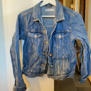 Jeansjacka  - Jeansjacka från CUBUS, aldrig använd! Storlek S. Katt finns i hemmet. Frakt betalas av köparen