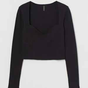 Svart topp 🤍 - Hjärtringad topp ifrån HM, helt oanvänd men utan prislapp för att jag tvättade den & trodde jag skulle använda den senare. Säljer även en samma fast vit också oanvänd.  Frakten ingår & nypris är 149kr 🤍