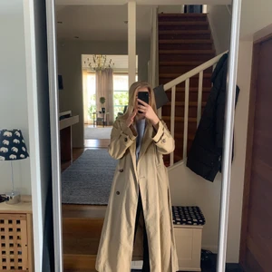 Trenchcoat - Trenchcoat från Monki! Nypris 800kr🤎