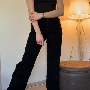 Manchester byxor  - Manchester byxof från monki , svarta , strl 38 , använd fåtal gånger , köpte för 500 kr !  kan mötas upp eller frakta !<3