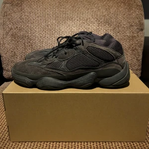 Yeezy 500 Utility black - Använda en gång då de tyvärr var lite för små för mig. Köpta från adidas. Köpare står för frakt