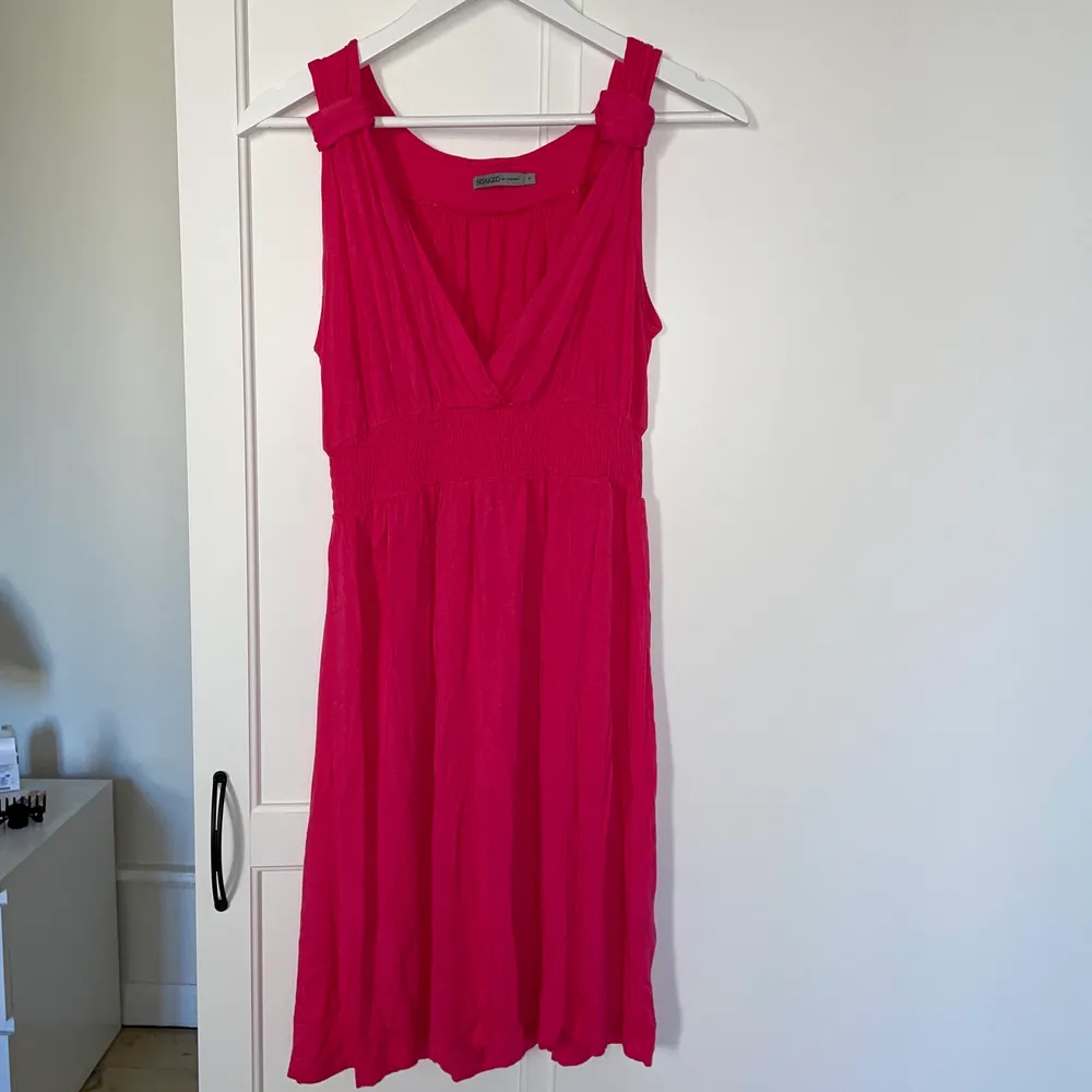 Superfin klänning i stl S från SOAKED, en mörkare rosa/fuchsia färgad. Bra skick! . Klänningar.