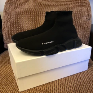 Balenciaga speed trainers - I väldigt bra skick. Flawn är två stygn högst upp vid mudden har gått upp lite, kan skicka fler bilder vid intresse. Köpare står för frakt. Köpta från stockx 