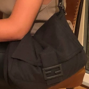 Fendi väska  - Säljer nu min jättesnygga Fendi väska, då den inte kommit till användning. Har inget äktighetsbevis men den är köpt på ”the vintage bar” så därför är jag säker på att den är äkta. Då dom inte säljer oäkta väskor där. Buda från 3000 kr 