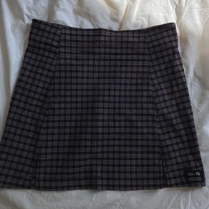 Rutig Tajt kjol  - En rutig tajt kjol med två slitsar framtill från Urban outfitters.