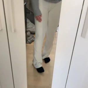 Utsvängda ribbade byxor - Mjuka och sköna byxor med smal passform men lite längre modell, använt skick så säljes därför billigt. Fraktar endast över 100kr!!!