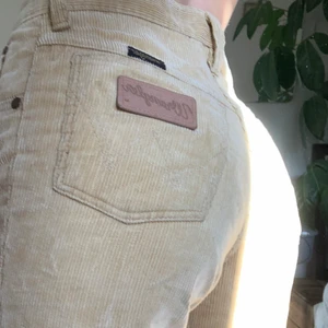 Manchesterbrallor - Coola manchesterbrallor från wrangler! Säljer pga använder för sällan! Jag är vanligtvis xs-s och de sitter bra på mig, aningen långa! Midwaist❤️