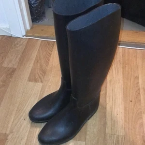 Ridstövlar  - Ridstövlar, gummi i storlek 39. Säljes för 150 (frakten ingår)