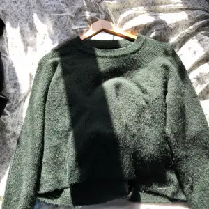 Fin stickad grön tröja!!! Är i strl XL men är extremt liten i strl så skulle säga att den egentligen  är i small