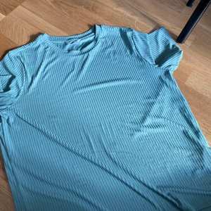 Tröja - Blå/grön tröja i ribbad. Oanvänd, endast testad.