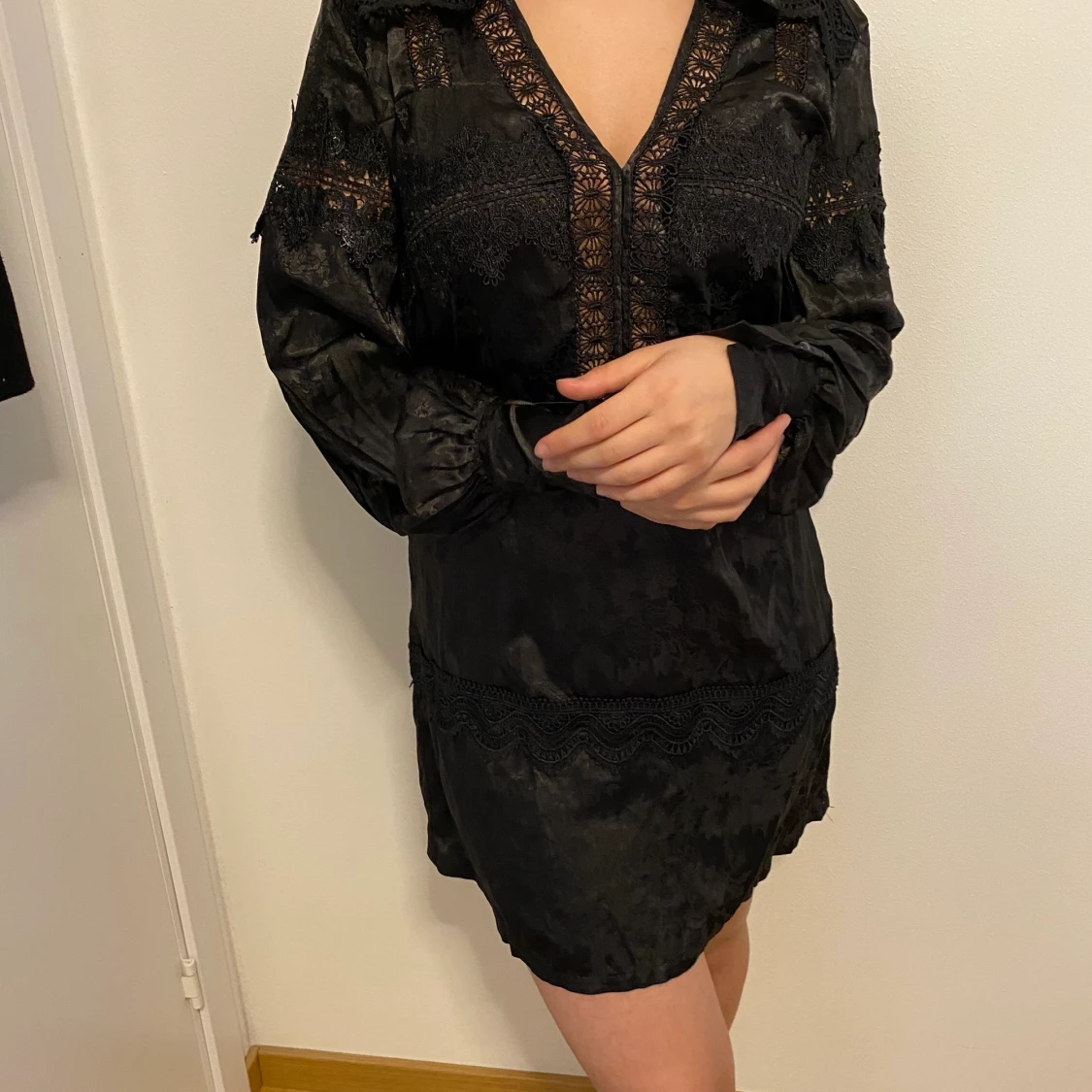 Svart spets klänning i silke