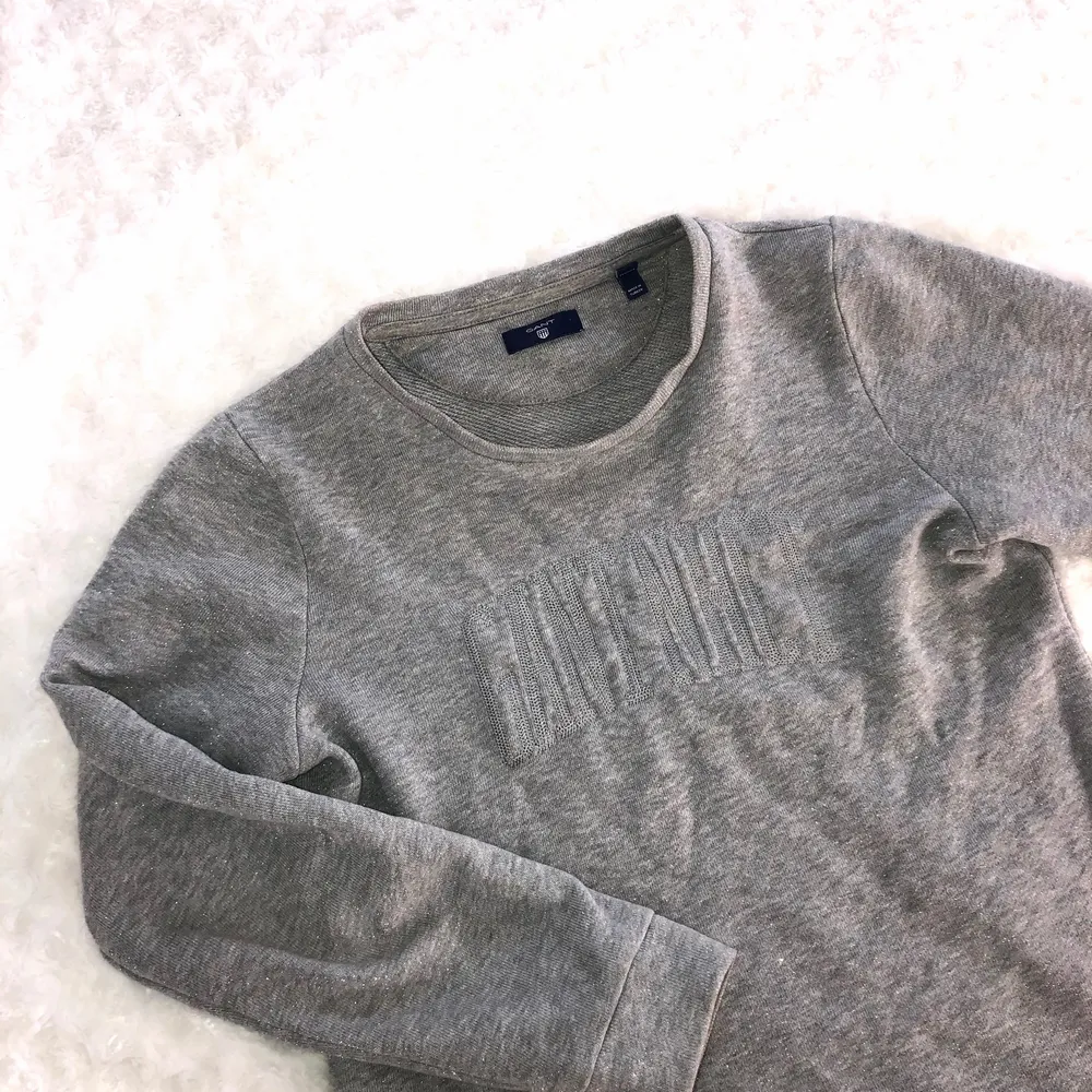 Långärmad grå och glittrig tröja från gant. Använd men i mycket fint skick!. Tröjor & Koftor.