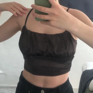 Linne från Hm - Säljer mitt bruna linne från hm då det inte kommer till användning längre, endast använt en kväll! 