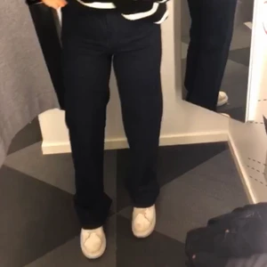 Långa raka jeans - Från Lindex🌸 Strl 34  Sparsamt använda & i väldigt fint skick!   Säljer för 450kr med frakt🥰 