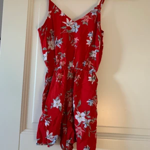 röd playsuit - säljer denna suuuperfina palysuit i strl 32, passar XS. så himla fin och skön på sommaren, luftigt material och perfekt att dra över bikinin! säljes pga blivit för liten för mig✨