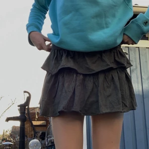 Volang kjol - Tendig volang kjol , skicket är super bra köparen står för frakt 