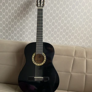 Gitarr  - En hittar i bra skick inte använd 