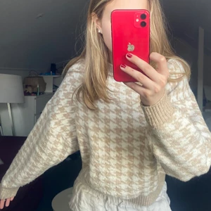 Stickad tröja - Så fin stickad tröja i hundtandsmönster som inte kommer till användning. Storlek s men sitter lite  snyggt oversized! Har en likadan fast svart i samma storlek. Tror inte att dom finns kvar att köpa från hm längre. Frakt tillkommer💗💗 kan fixa paketpris om man väljer att köpa båda
