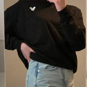 En svart tröja från h&m I storlek Medium! Jag har dock S men sitter ändå bra! Använd 2 gnr och I bra skick