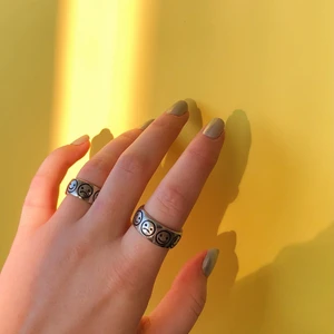 Bred ring - En bred ring med både glada och ledsna smileys på (finns i storlek 10, alltså 20mm i innerdiameter). Säljs i mitt UF-företag (@uf.smile på instagram) och 20% av vinsten skänker vi till organisationen Tilia som arbetar med ungas psykiska ohälsa :)