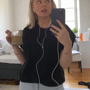 Väst från arket - En jätte skön väst från arket, nypris: ca 600🥰 passar till allt och sparsamt använd! Köparen står för frakt☺️