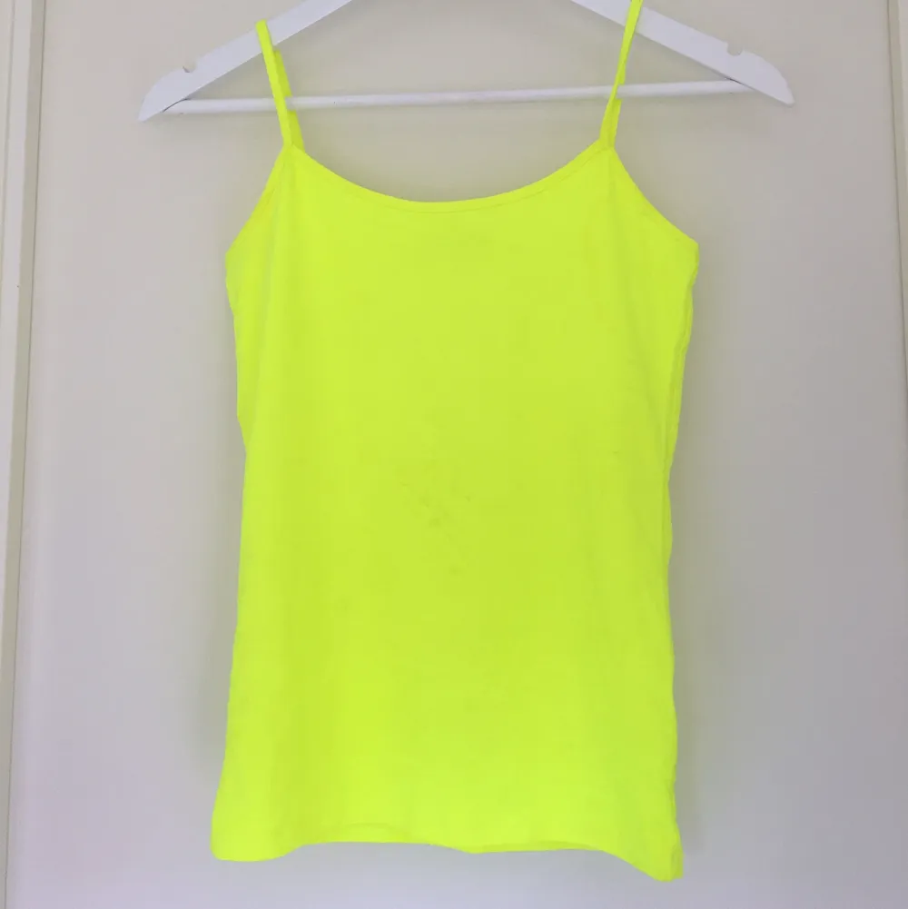 Ett coolt neon gult linne från Zara i strl S. . Toppar.