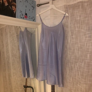 Blå sidenklänning  - Såå fin klänning av okänt märke som tyvärr inte kommer till användning. Knappt använd och i bra skick! Säg till om du vill ha fler bilder🥰
