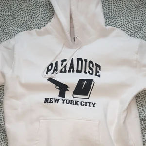 Vit hoodie  - En vit hoodie från märket paradise Nyc. Köpt på junkyard förra året för 1200 kronor. Använd 1 gång!!! Köpare står för frakten