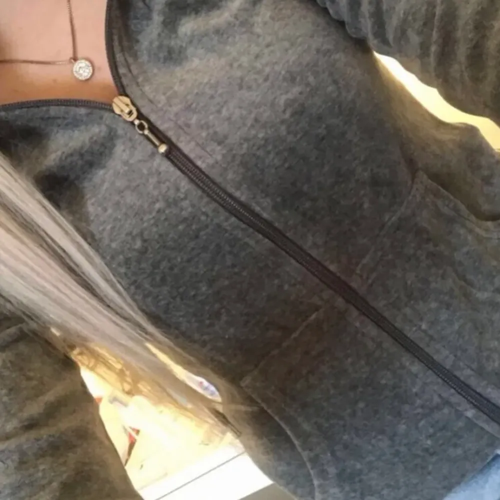 Grå Velour Ziphoodie i mycket bra skick då den ej kommit till användning. Storleken är xs men passar bra på mig som brukar ha S. Bara att höra av sig vid fler bilder💕. Hoodies.