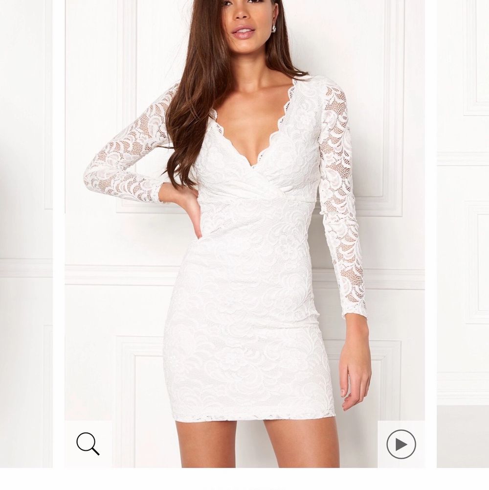 Hej! Jag söker denna klänning från Bubbleroom som heter ”Marta Lace Dress White” i storlek M, skicka meddelande om du eller någon du känner har denna och kan tänka sig sälja den. Den är slutsåld överallt och jag vill så gärna ha denna på min student. . Klänningar.