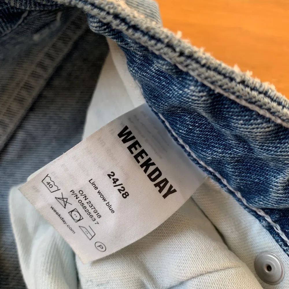 Skitsnygga jeans från Weekday som inte kommer till använding tyvärr. Inte använda så mycket. Formar kroppen jättefint. Skriv för fler bilder och frågor! Har egentligen 24/30, men dessa sitter bra på mig ändå. Är ca 160. Jeans & Byxor.