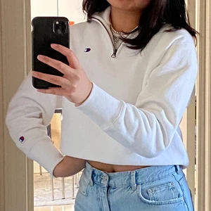 Champion zip up sweatef - Zip up tröja från champion, fint skick! 🤍 tyvärr för liten för mig, säljer för 200kr + frakt! 