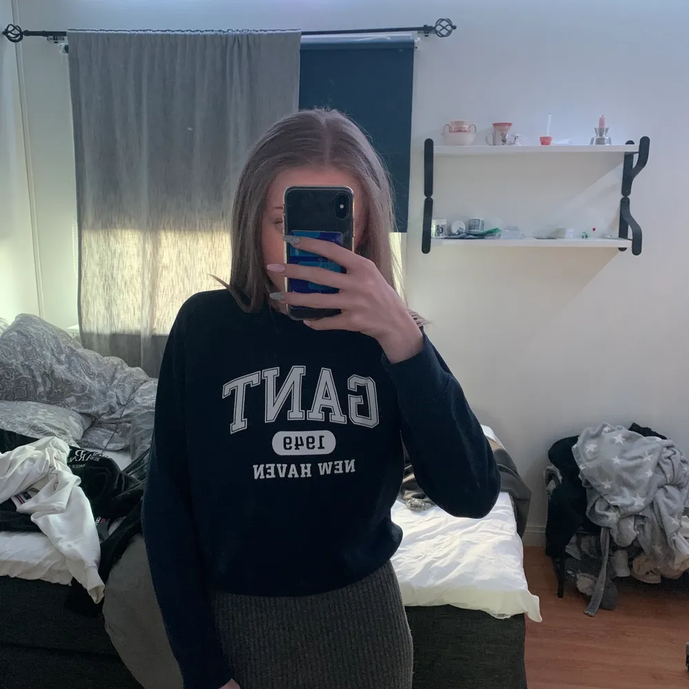 en mörkblå gant tröja i strl 146-152 men passar xxs-xs, använd få gånger💓. Hoodies.