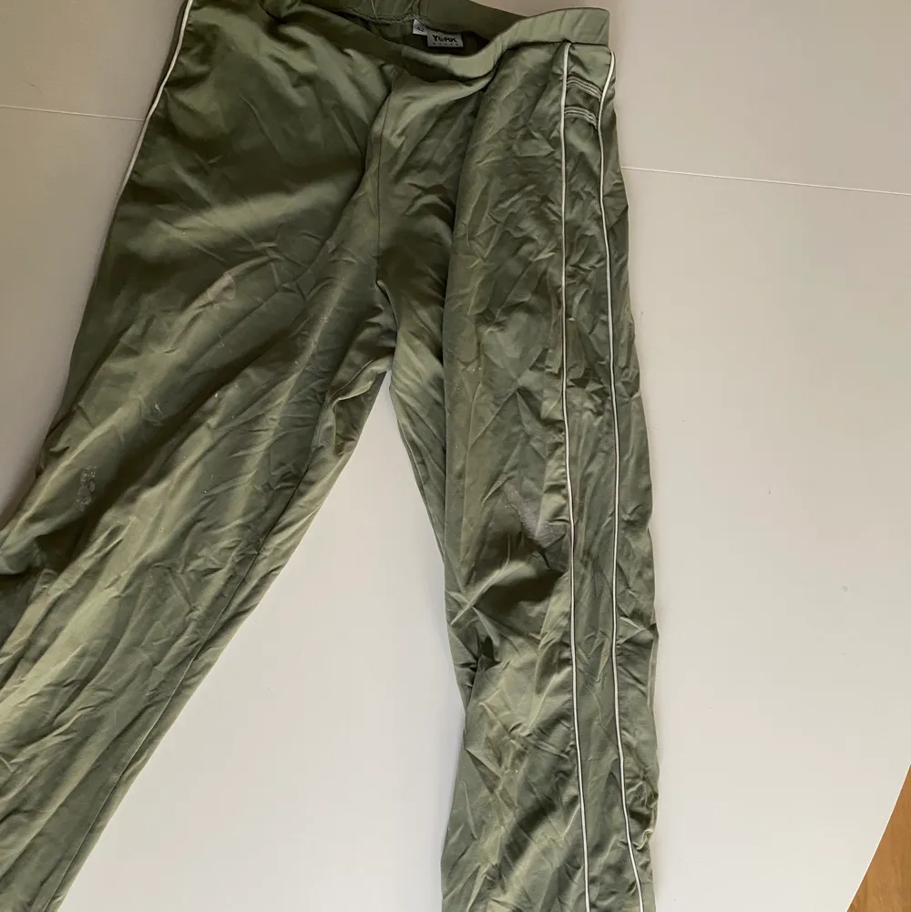 Nice gröna trackpants jag har köpt på Humana men fortf inte använt. Skitfina!!. Jeans & Byxor.