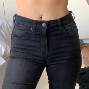 Jeans strl 27 - För stor runt midjan.