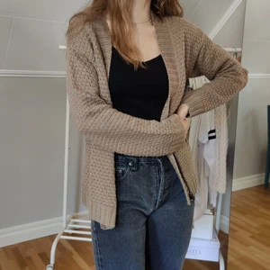 Stickad kofta - Stickad kofta med dragkedja. Använd 1-2 gånger och i fint skick.