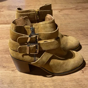 Skor storlek:39 - Nypris: 849kr, aldrig använda! 