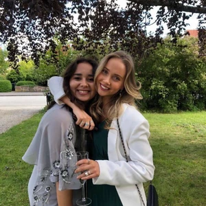 MAYA balklänning  - Jättefin grå balklänning med silvriga och svarta detaljer från märket MAYA. Använd 2 gånger! Skickar gärna fler bilder! Möts upp i Malmö/Lund, annars står du för frakten⭐️